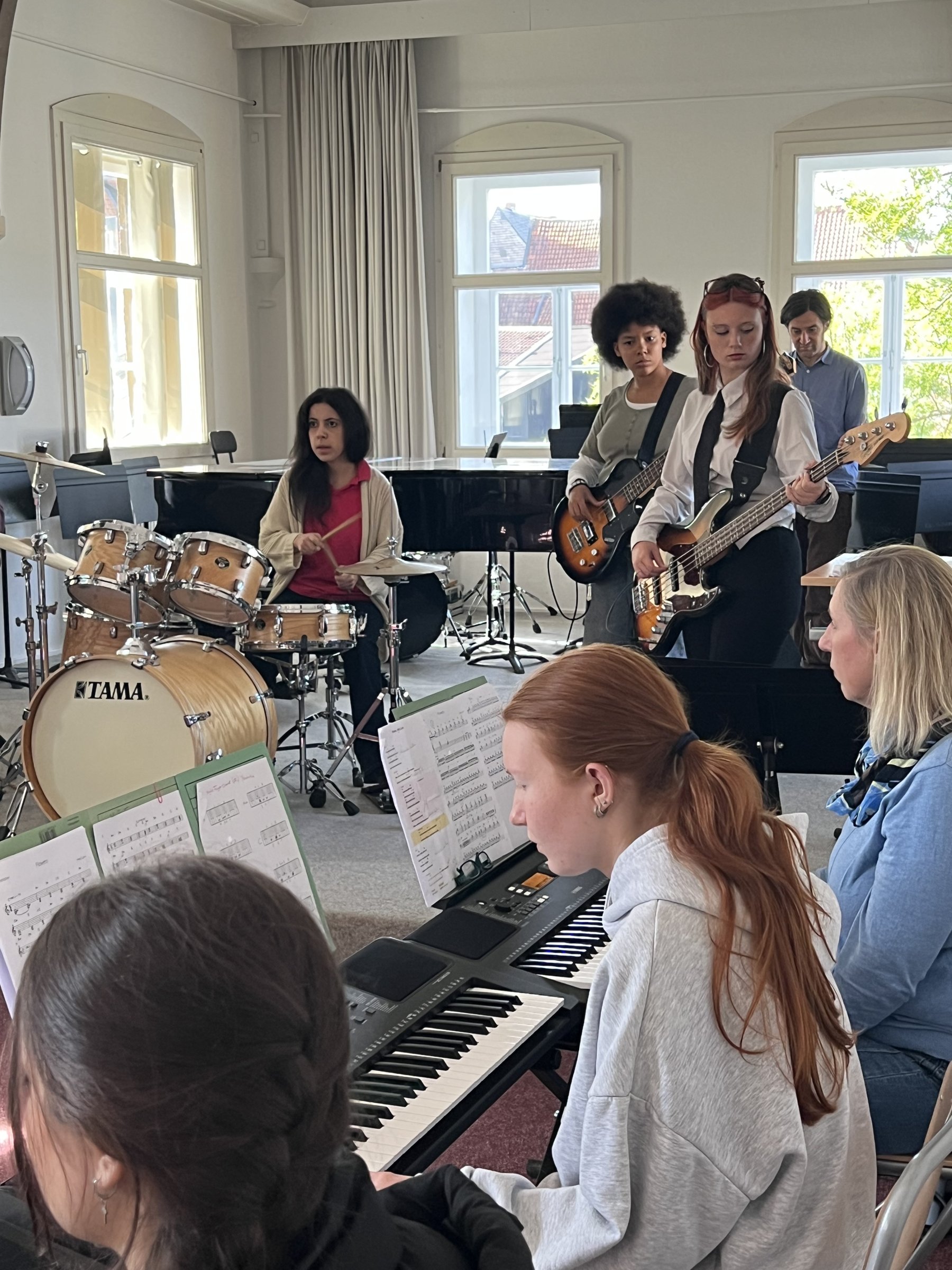 Die Schulband probt im großen Saal der Kreismusikschule