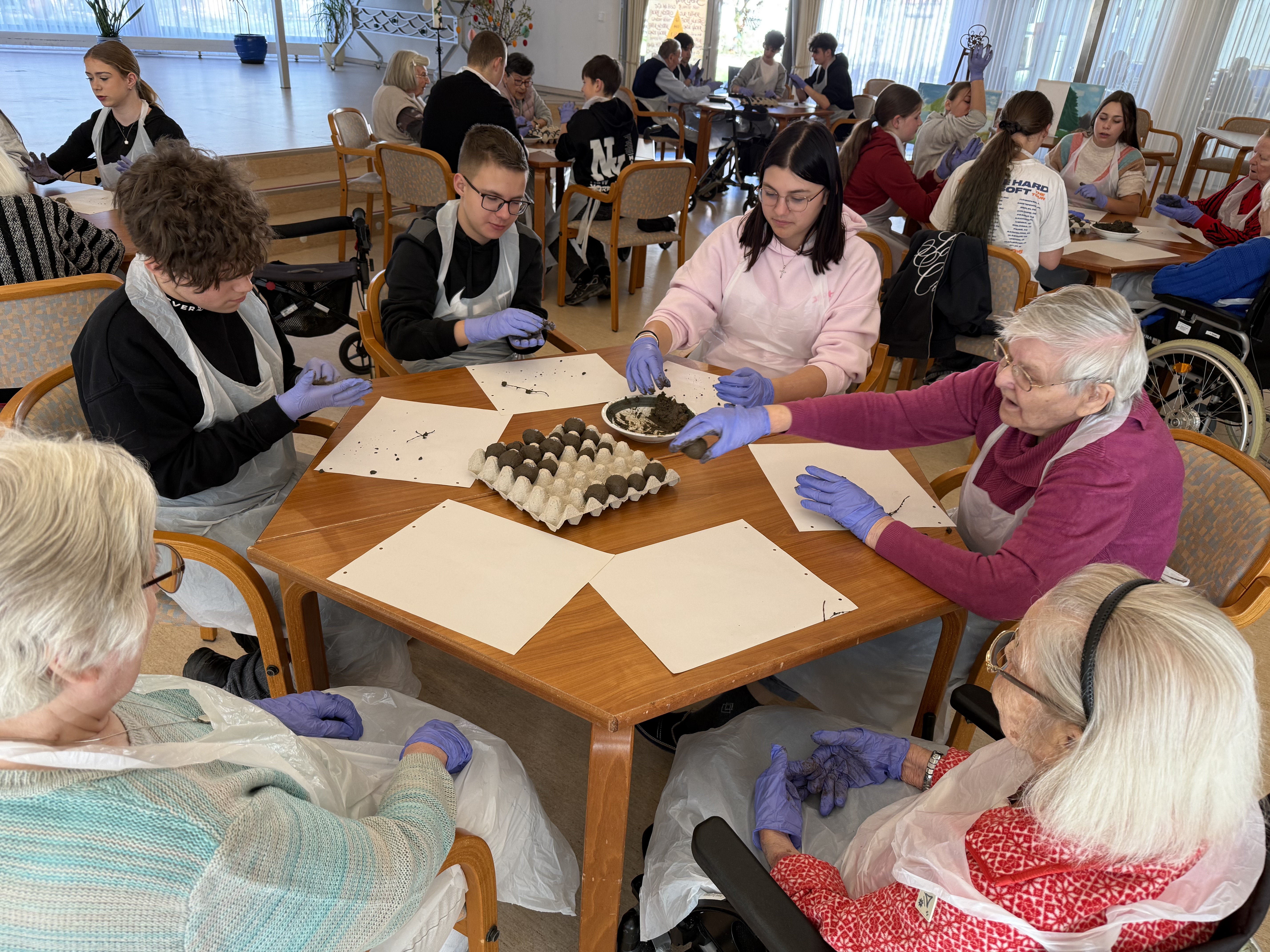 Generationsübergreifende Hilfe für den Wald